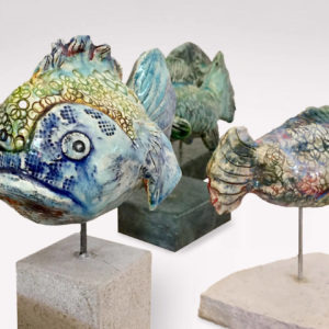 mehrere Fische Skulpturen