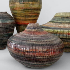 Mehrere Keramikvasen, im Vordergurn eine bauchige in Brauntönen bemalte Vase