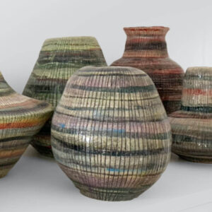 Diverse Keramikvsen in unterschiedliche Formen und in unterschiedlichen Erdtönen