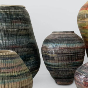 Mehrere hohe und kleine Vasen aus Keramik in diversen Farben