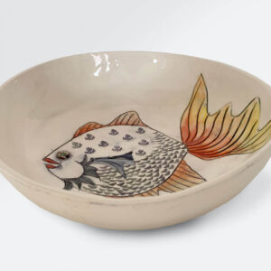 Große helle Keramikschale mit einem bunten Fisch
