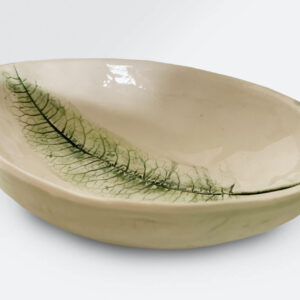 Schale aus Keramik mit einem grünen Zweig