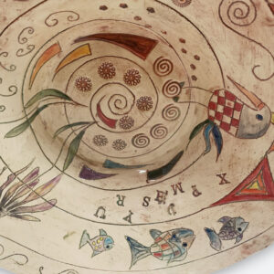 Ausschnitt eines Tellers aus Keramik mit filigranen Zeichnungen in der Draufsicht