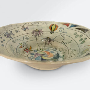 Großer Teller aus Keramik mit filigranen Zeichnungen